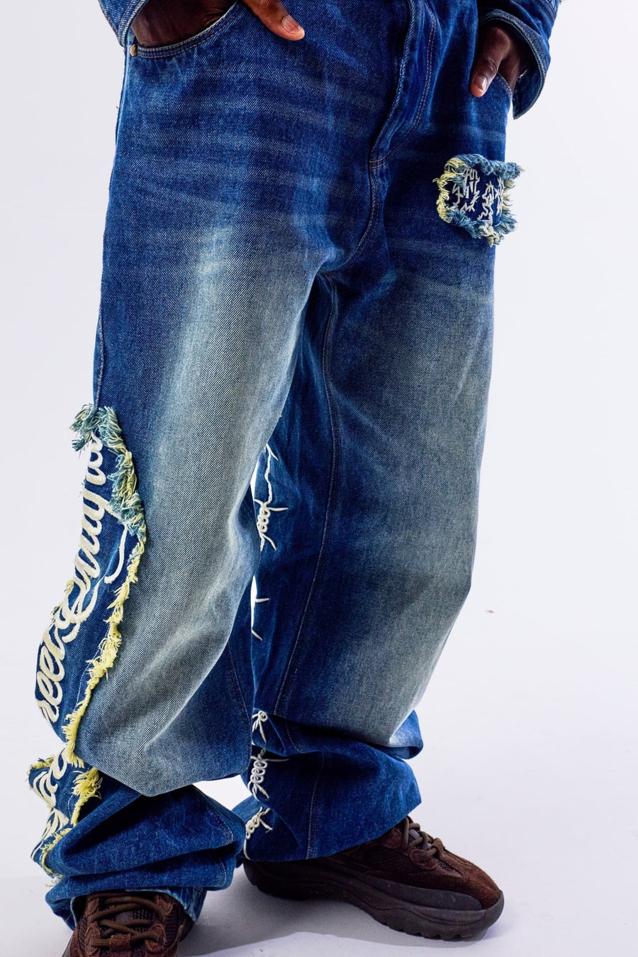 APPLIQUÉ DISTRESSED JEANS